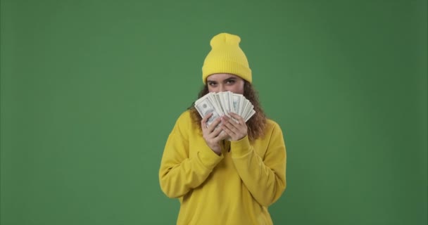 Mujer feliz sosteniendo mucho dinero en la mano - Imágenes, Vídeo