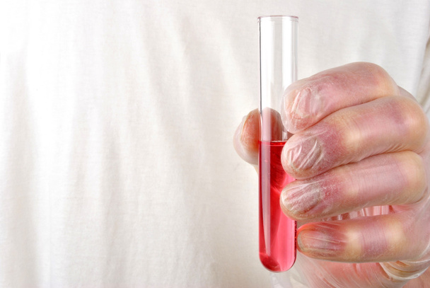 Algum líquido vermelho num tubo de ensaio
 - Foto, Imagem