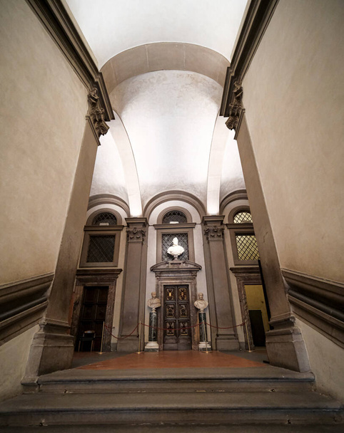 Pohled ze schodiště do galerie Uffizi ve Florencii, Itálie. Kvalitní fotografie - Fotografie, Obrázek
