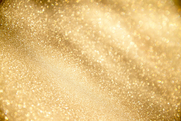 abstrakte defokussierte Lichter, funkelnder Feiertags-Bokeh-Hintergrund mit goldenen Tönen, elegante Weihnachtskulisse - Foto, Bild