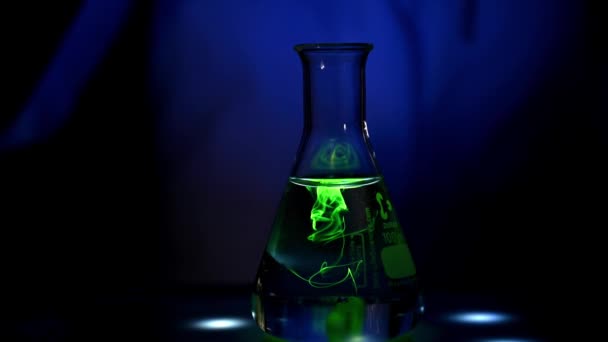 Lichtgeïnduceerde reactie uitgevoerd door een Europese vrouwelijke wetenschapper in een chemisch laboratorium onder UV-licht in 4K video voor medicijnontwikkeling - Video