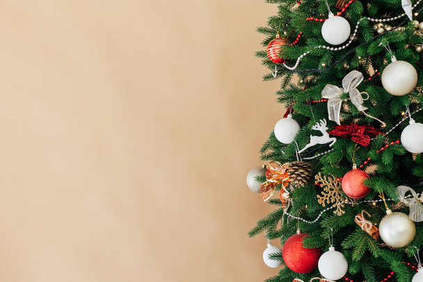 Interer domů vánoční stromek s dárkovými světly věnec dekor nový rok - Fotografie, Obrázek