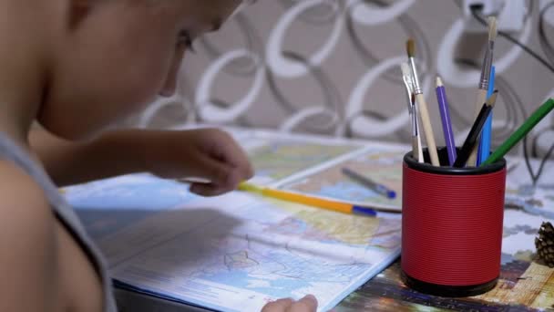 Schoolboy Writes with Left Hand in Notebook, Using Handle, Pencil. Підсумок. - Кадри, відео