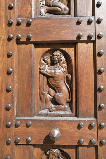 イタリアのフィレンツェの中心部にある彫刻された木製のドアのライオンの詳細。高品質の写真 - 写真・画像