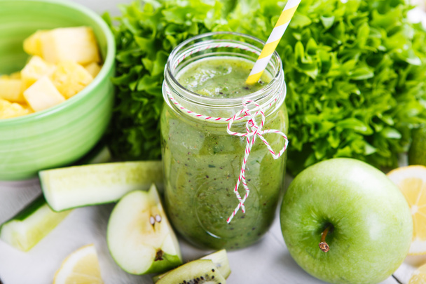 Batido verde orgánico fresco con ensalada, manzana, pepino, piña
 - Foto, imagen