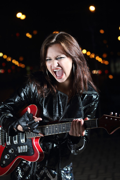Девочка-гитаристка брюнетка по ночам
 - Фото, изображение