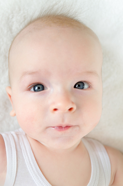 Retrato adorável de um bebê bonito no fundo branco
 - Foto, Imagem