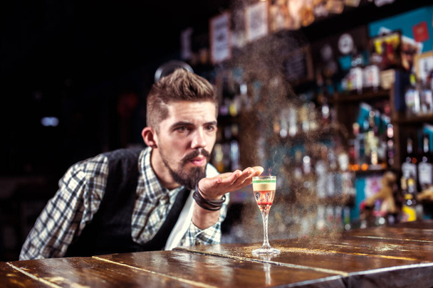 Professionale barista decora intruglio colorato in cocktail bar - Foto, immagini