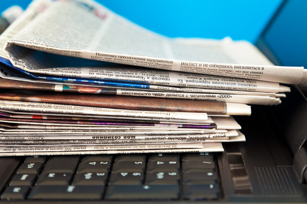 Stack of newspapers on laptop - Zdjęcie, obraz