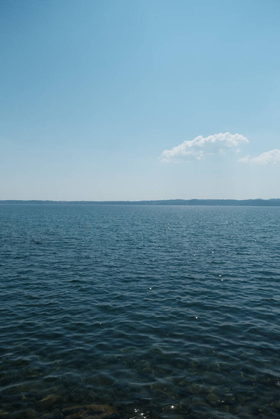 панорамный вид на озеро Браччано возле Рима в прекрасный солнечный день. Высокое качество фото - Фото, изображение