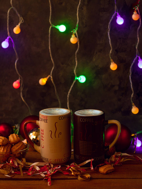 Boże Narodzenie filiżanki kawy z migoczącym bokeh światła dekoracji. Zimowe wakacje tło muzyczne, przytulny dom dzień dobry koncepcja, Nowy rok świąteczny piosenka. Dwa kubki z gorącą herbatą. Miłość romans para - Zdjęcie, obraz