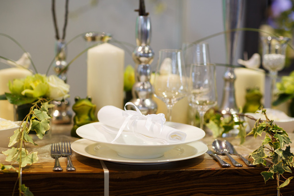 Elegante tavola apparecchiata in morbida crema per matrimoni o feste di eventi
. - Foto, immagini