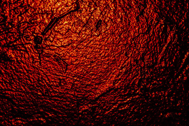подсветка в красной черной текстуре стены в качестве фона - Фото, изображение