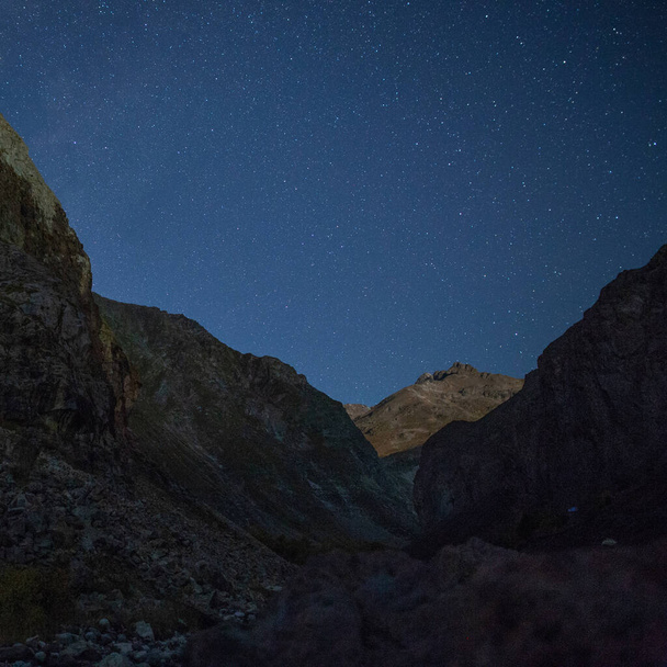 Starry sky against the background of the Caucasus mountains - Fotografie, Obrázek