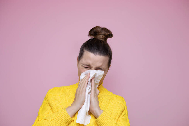 スタジオ紙ナプキンのくしゃみと不健康な白人女性の写真は、アレルギー症状を経験し、風邪をひいた。病気の絶望的な女性はインフルエンザを持っている。鼻炎,病気,アレルギーの概念 - 写真・画像