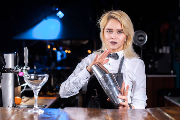 Chica barman crea un cóctel en la cervecería - Foto, Imagen