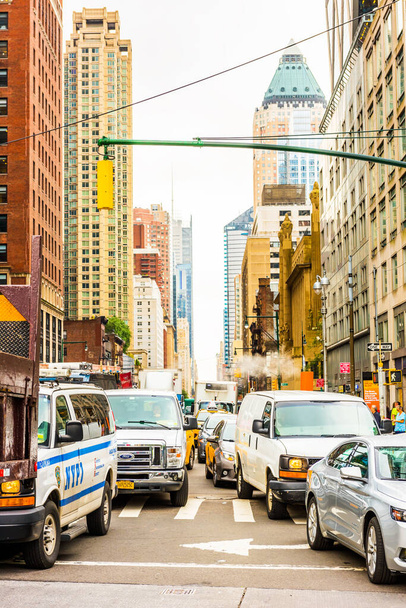 NEW YORK, USA - 24. syyskuuta 2018: Suosittu Manhattan Streets näkymä pilvenpiirtäjillä. New Yorkissa on aina ahdasta. Yhdysvallat. - Valokuva, kuva