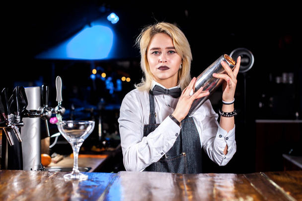 Tyttö baarimikko luo cocktailin runoilija - Valokuva, kuva