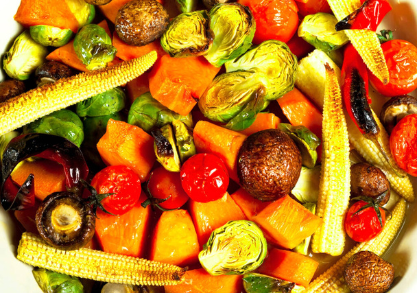Kreativní dispozice z grilovaných hub a zeleniny. Koncept vegetariánských potravin. - Fotografie, Obrázek