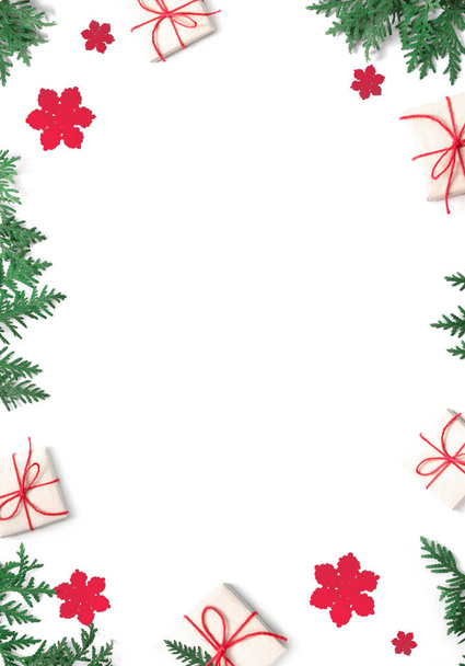 Rama de abeto y caja de regalo sobre fondo blanco con espacio de copia para texto. Navidad y año nuevo. Concepto de vacaciones. - Foto, imagen