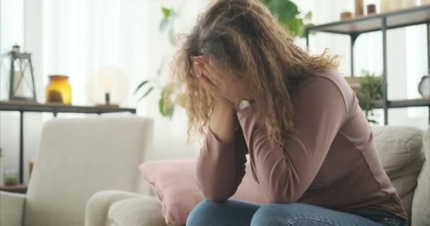 Bezorgde vrouw lijden met depressie - Video