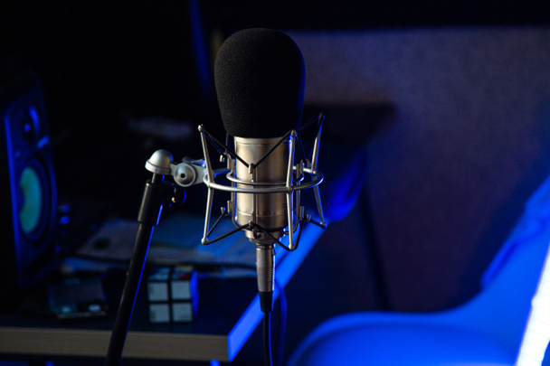 Professionelles Studio-Kondensatormikrofon in blau - Foto, Bild