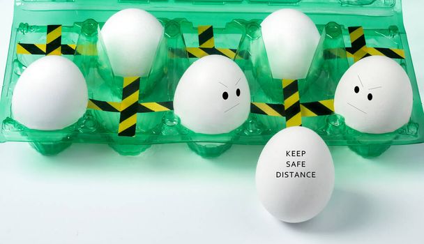 embalaje de huevos demuestran concepto de distancia social durante la pandemia de COVID-19 - Foto, Imagen