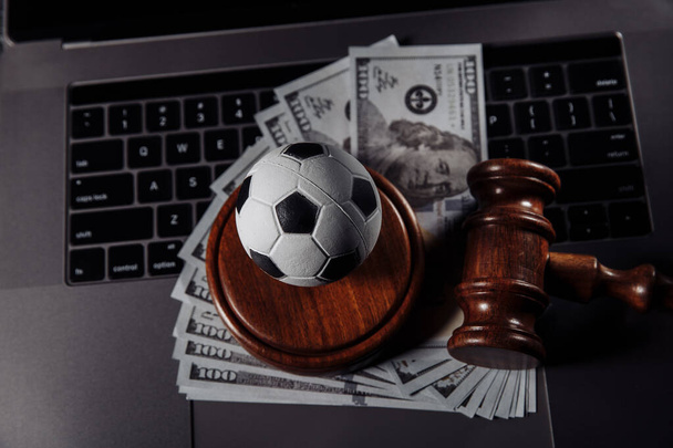 Bola de fútbol, dinero y mazo de juez de madera. Concepto de apuestas y derecho - Foto, imagen