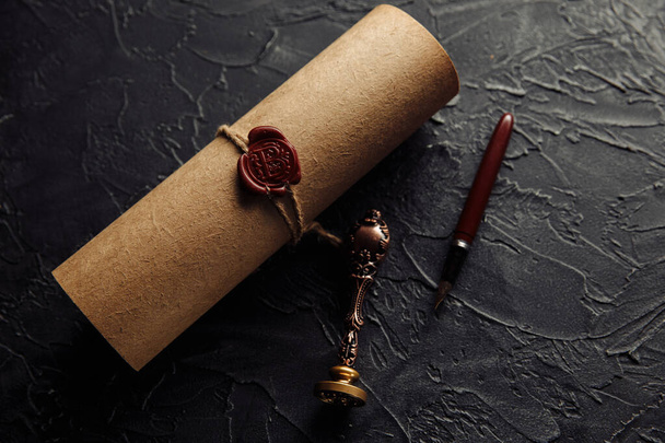 Τελευταία επιθυμία, πένα και σφραγίδα συμβολαιογράφου σε ένα σκοτεινό τραπέζι - Φωτογραφία, εικόνα