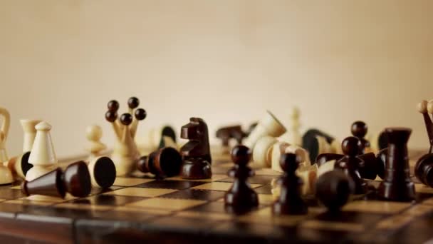 padající staré dřevěné šachové figurky na šachovnici - Záběry, video