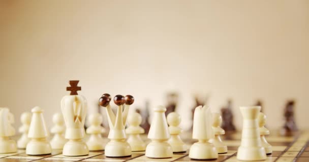 περιστρεφόμενα παλιά ξύλινα κομμάτια σκάκι σε μια σκακιέρα - Πλάνα, βίντεο