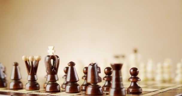 obracające się drewniane figury szachowe na szachownicy - Materiał filmowy, wideo
