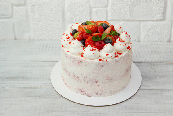 Birthday Cake ,  with fresh berries, strawberries,  raspberries, blueberry and mint . - Valokuva, kuva