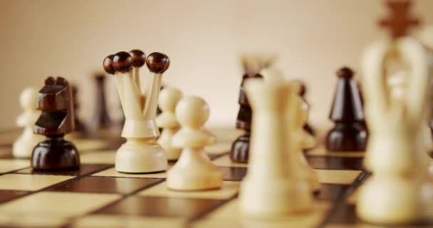 piezas de ajedrez de madera viejas giratorias en un tablero de ajedrez - Metraje, vídeo