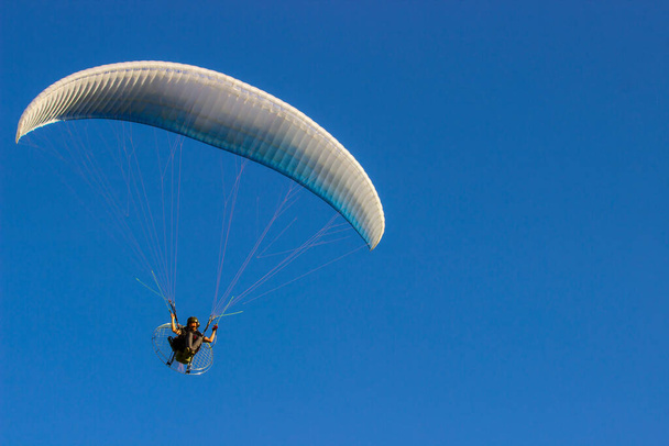 Parachutespringen op het veld vliegveld. - Foto, afbeelding