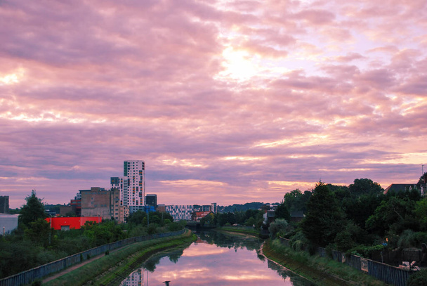 Lever de soleil sur la rivière Orwell dans le centre d'Ipswich, Royaume-Uni - Photo, image
