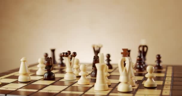 Drehen alter hölzerner Schachfiguren auf einem Schachbrett - Filmmaterial, Video