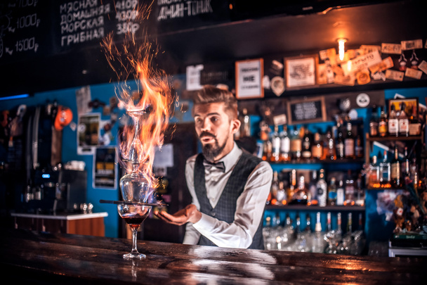 Barman mescola un cocktail in brasserie - Foto, immagini