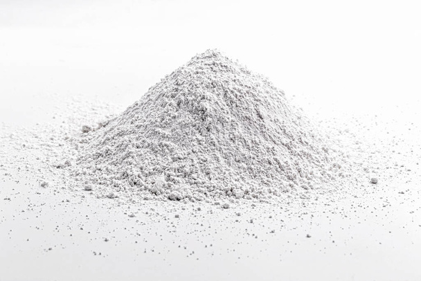 Sulfeto de cálcio é um composto inorgânico sólido com a fórmula química CaS, usado na produção de certos tipos de tintas, cerâmica e papel.. - Foto, Imagem