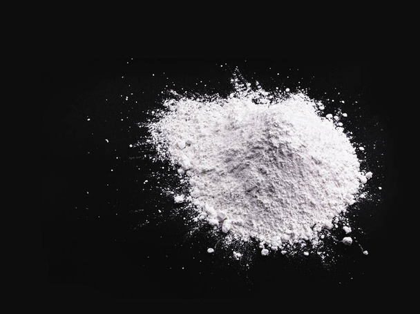 vápník, hromada granulovaného vápníkového prášku, fluorid, dusičnan, používaný v kosmetickém, farmaceutickém nebo průmyslovém průmyslu - Fotografie, Obrázek