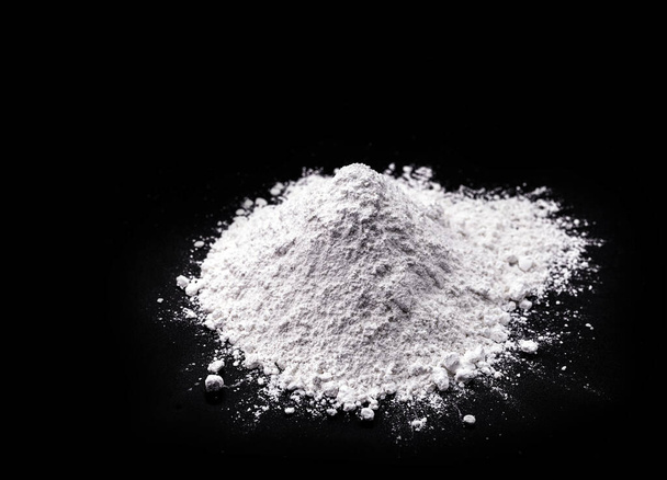 Potassium oxide, whose chemical formula is KO, consists of a white compound consisting of oxygen and potassium. - Photo, Image