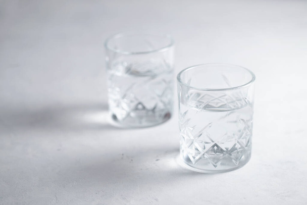 Dos vasos de agua sobre la mesa - Foto, imagen