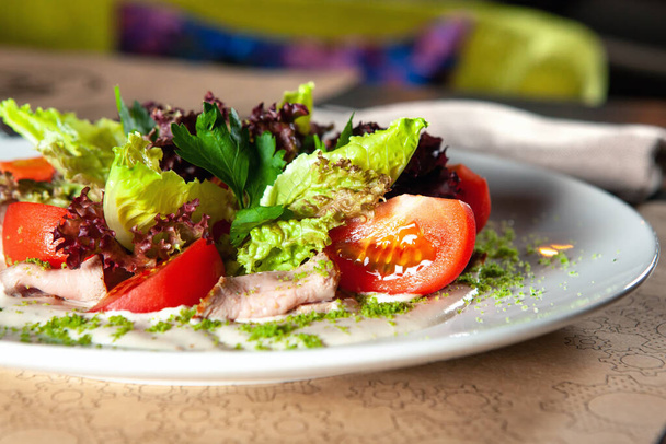 Зеленый салат с помидорами и копченой ветчиной - Фото, изображение