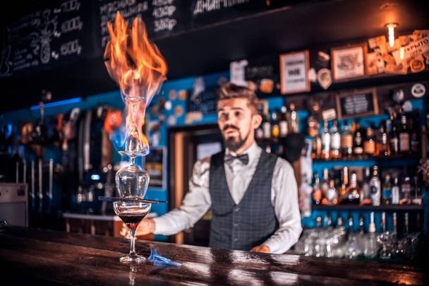 Profesionální barman vytváří koktejl v nočním klubu - Fotografie, Obrázek