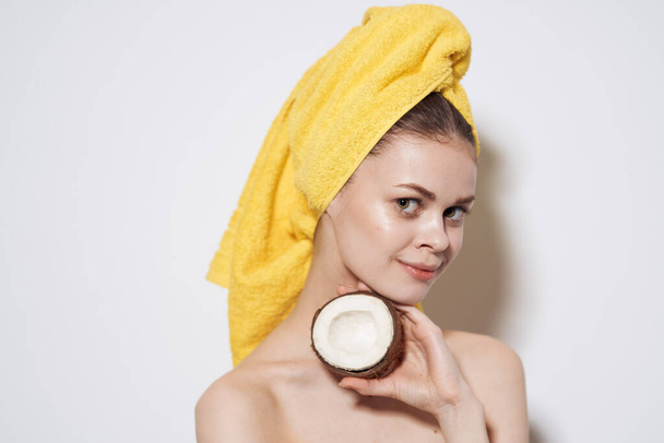 Emotionale Frau mit nackten Schultern mit einer Kokosnuss in den Händen Naturkosmetik reinigt die Haut - Foto, Bild
