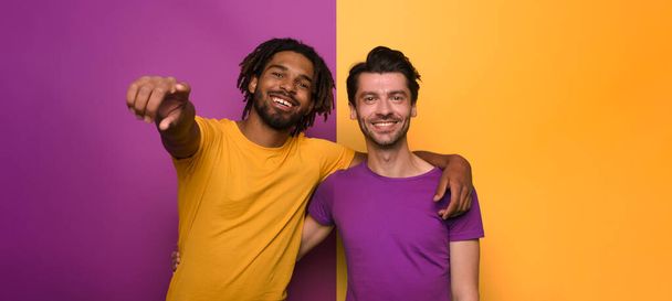 ブランクと白の友人。統合、組合とパートナーシップの概念。黄色と紫の背景 - 写真・画像