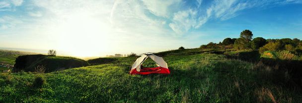 Панорамный вид с воздуха на палатку на горе на закате. Мбаппе, бэкпак, путешествия, приключения и концепция отдыха - Фото, изображение