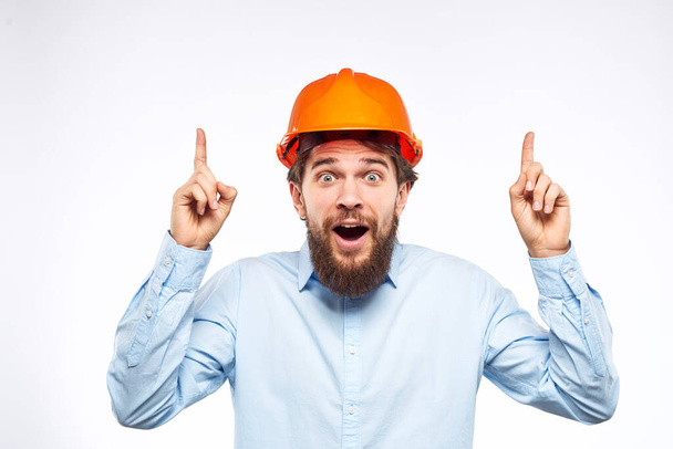 érzelmi férfi munka egyenruhában gesztikulál a kezével egy hivatalos építőipari szakember - Fotó, kép