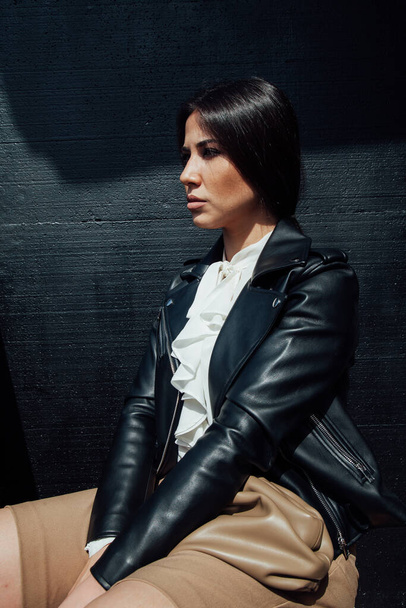 美しいですファッショナブルなブルネット女性で黒革ジャケット - 写真・画像
