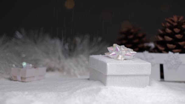 Weihnachtsgeschenke im Schnee auf Bokeh-Hintergrund. - Filmmaterial, Video